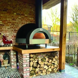 Forno con piano fisso Joy 90 a legna installato in cortile