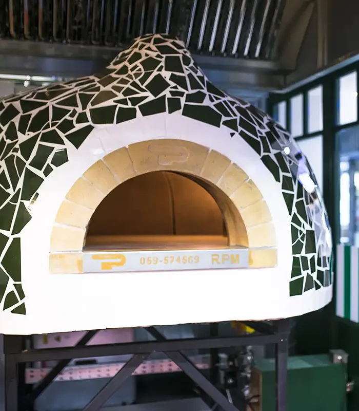 Forno Pavesi con rivestimento personalizzato verde e bianco