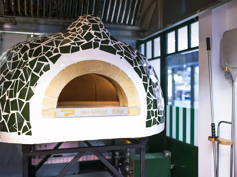 Forno Pavesi personalizzato con rivestimento in ceramica per pizzeria