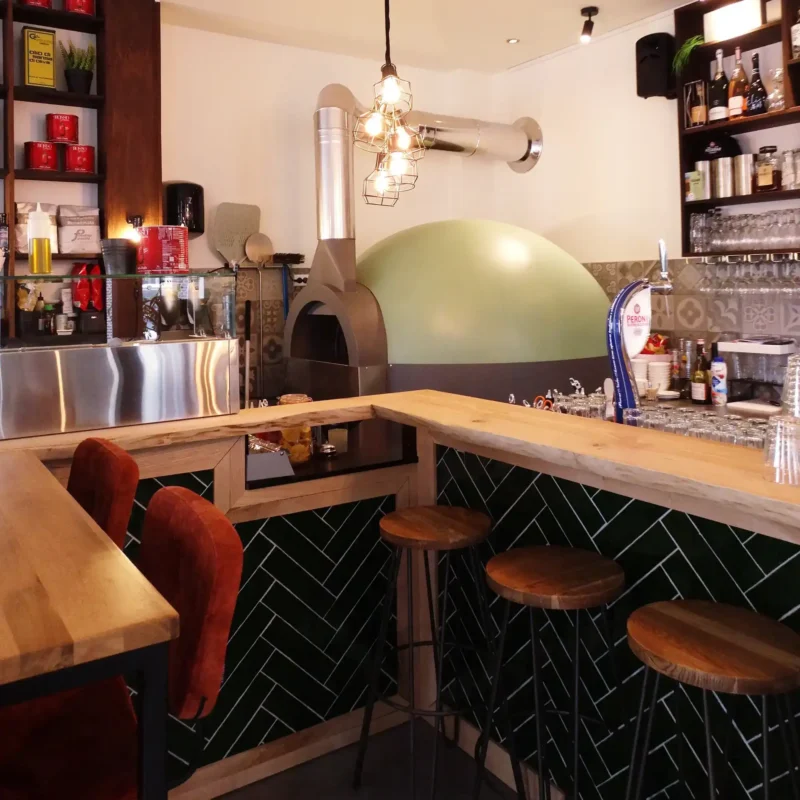 Montaggio di forno tradizionale Pavesi in ristorante