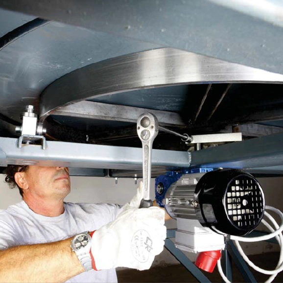 Operatore sostituisce pezzi forno Pavesi