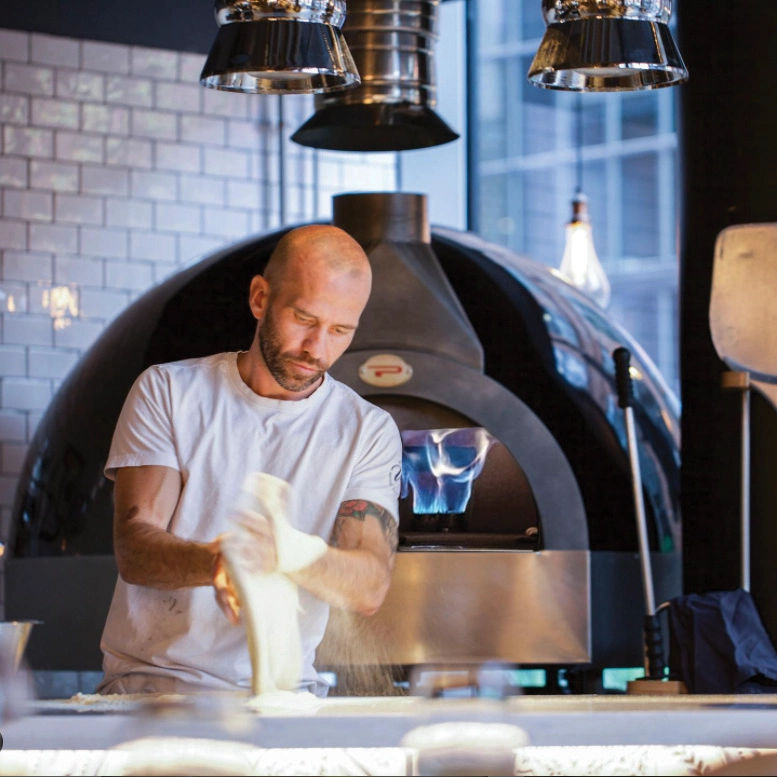 Pizzaiolo con forno Pavesi sullo sfondo, prodotto a mano in Italia