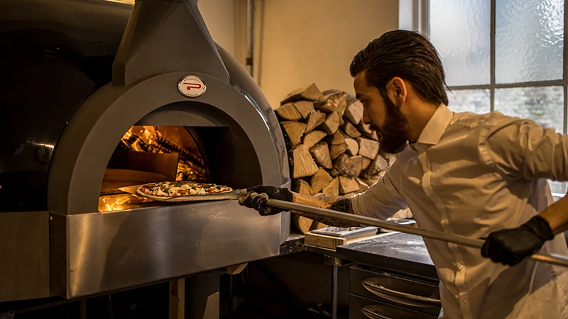 Pizzaiolo usa forno Pavesi per pizza